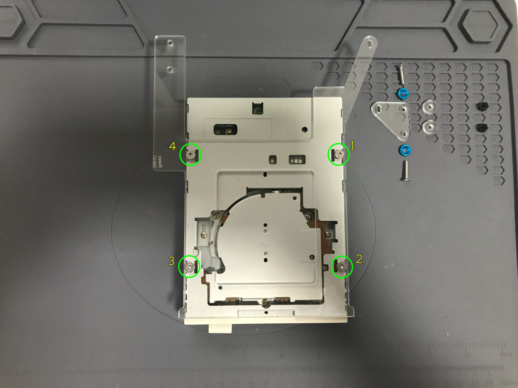 floppy-020-attach-floppy-to-tray-with-4x-8mm-screws-EN.png